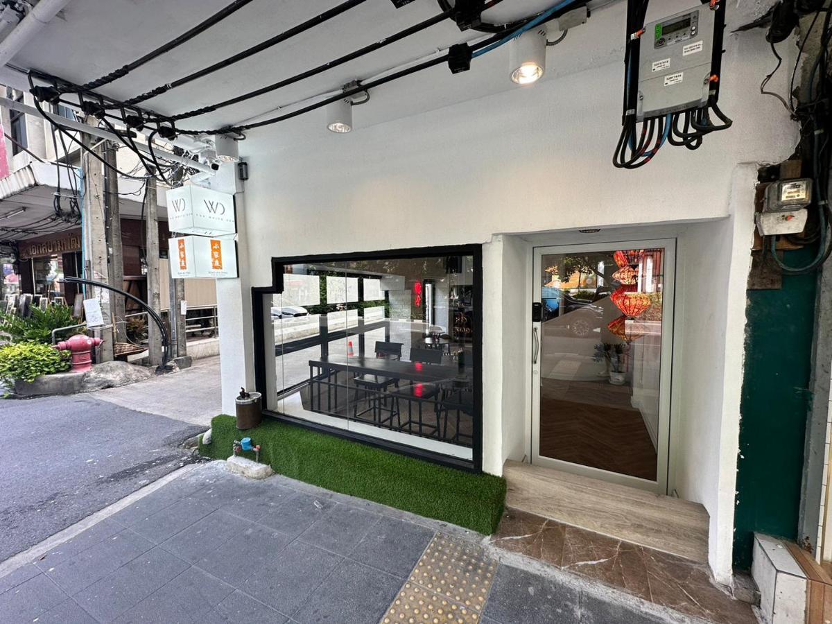 The White Den Sukhumvit 44 Hostel Bangkok Exterior photo