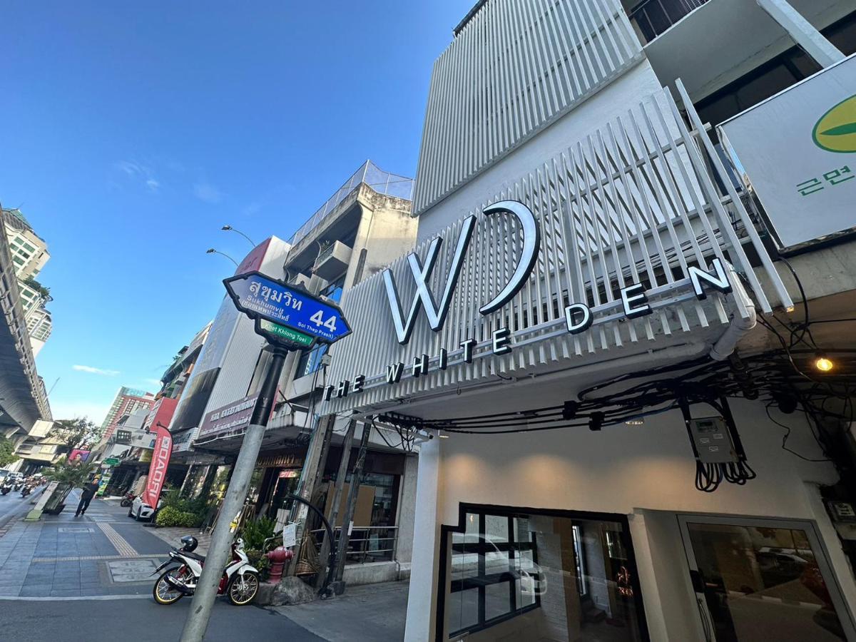 The White Den Sukhumvit 44 Hostel Bangkok Exterior photo