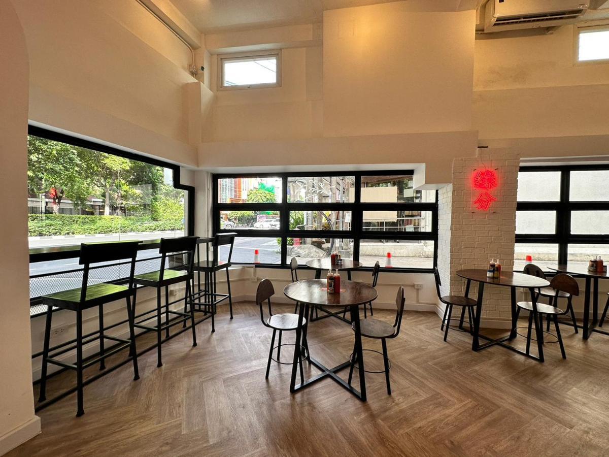 The White Den Sukhumvit 44 Hostel Bangkok Exterior photo