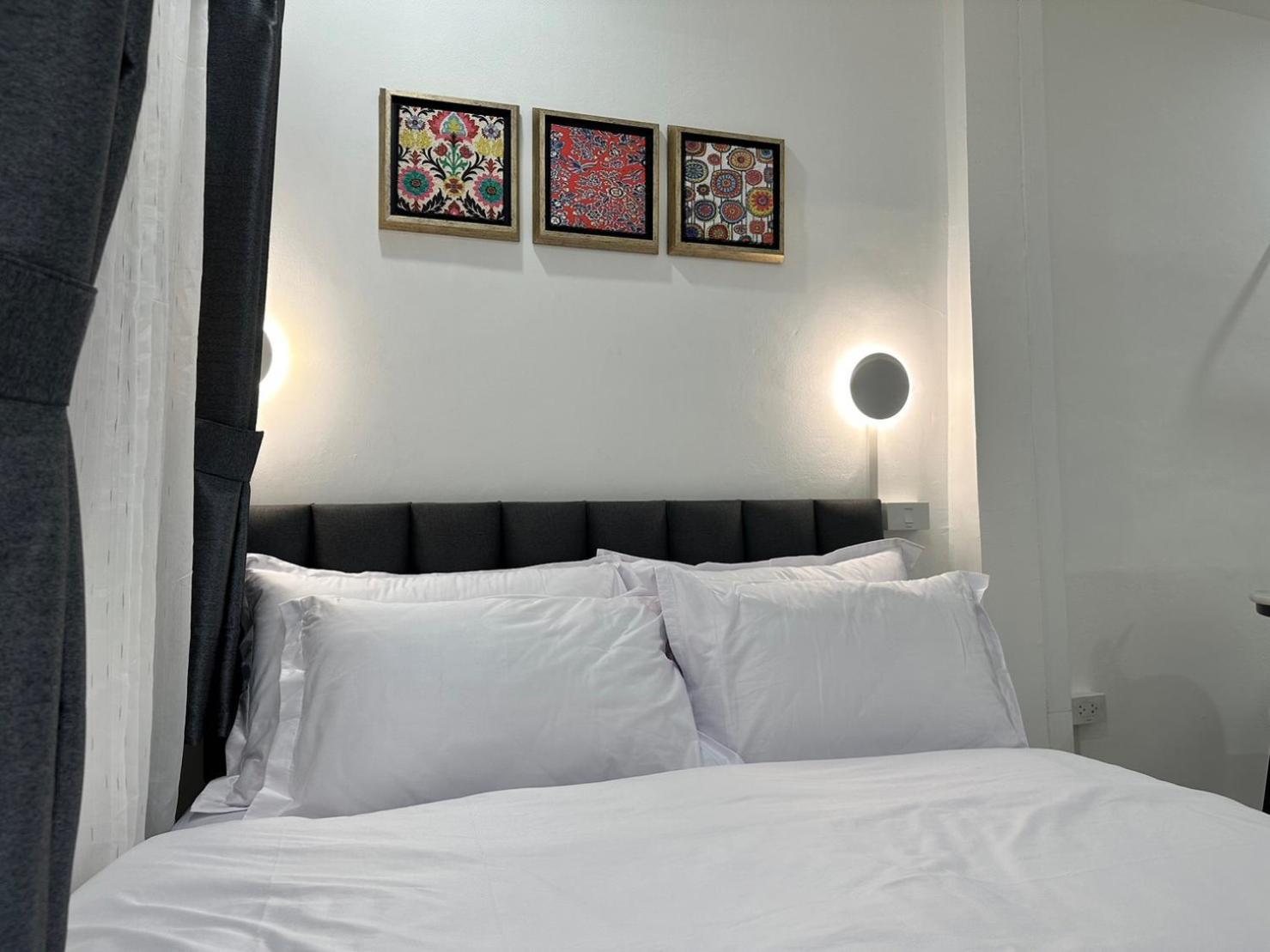 The White Den Sukhumvit 44 Hostel Bangkok Exterior photo