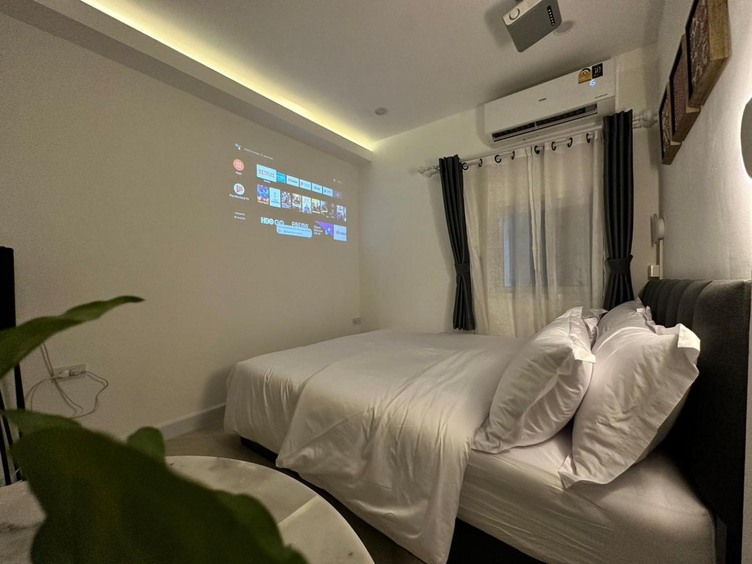 The White Den Sukhumvit 44 Hostel Bangkok Exterior photo