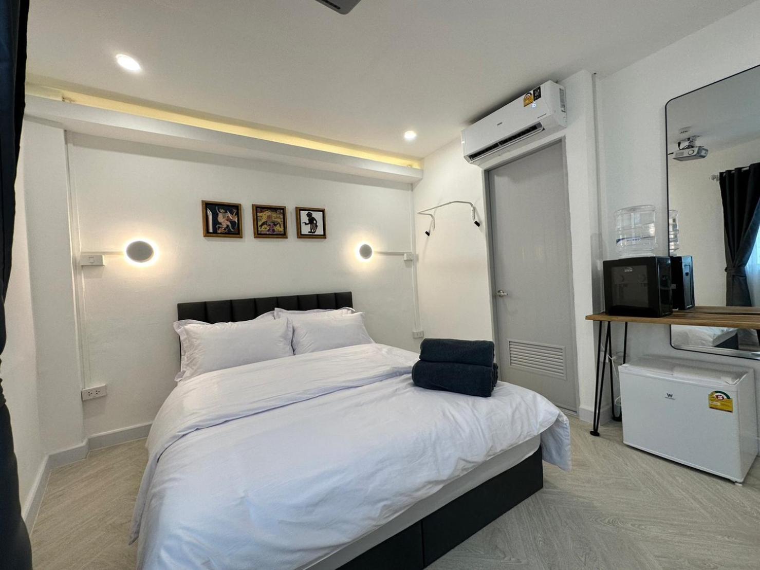 The White Den Sukhumvit 44 Hostel Bangkok Exterior photo