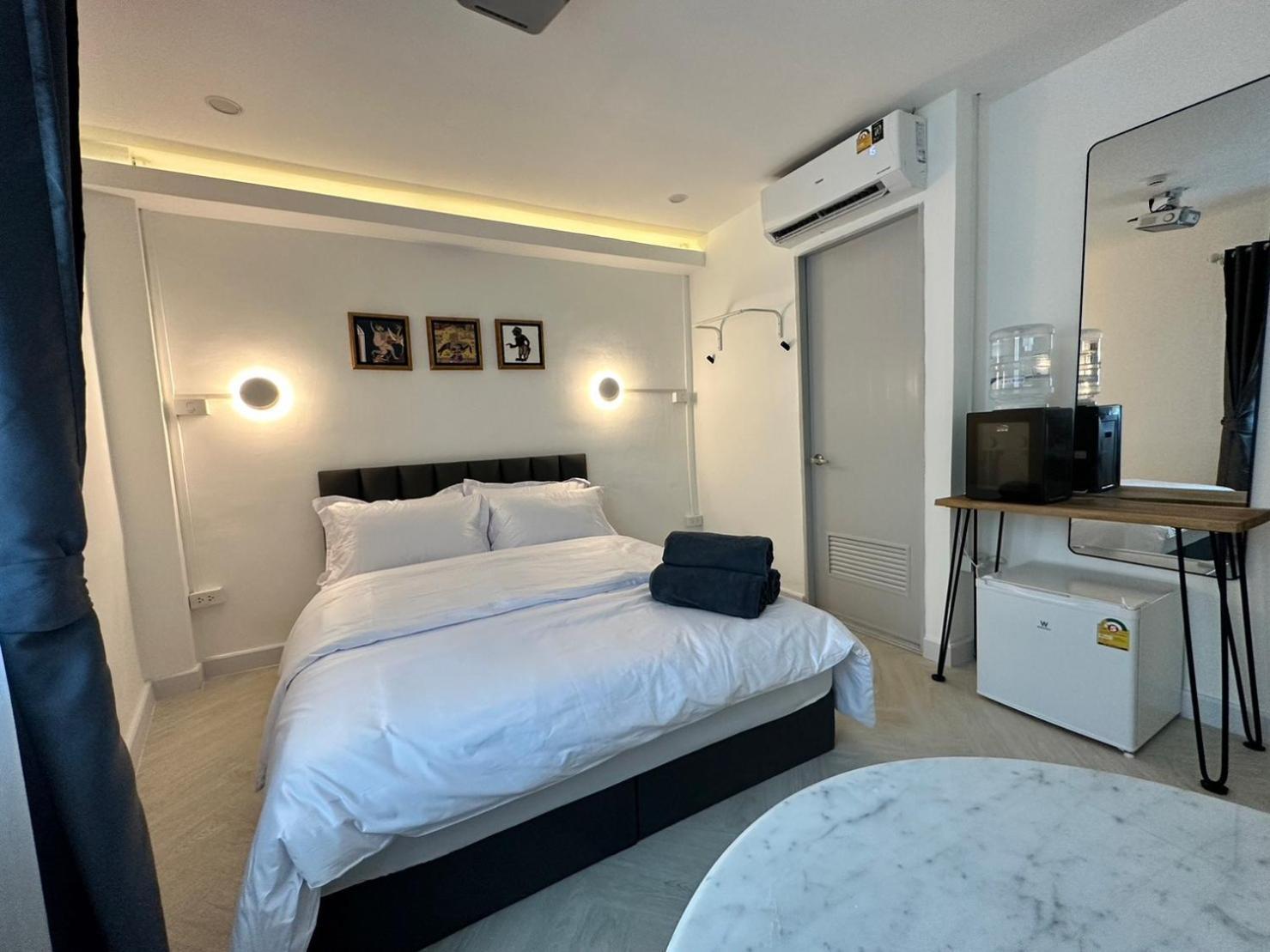 The White Den Sukhumvit 44 Hostel Bangkok Exterior photo