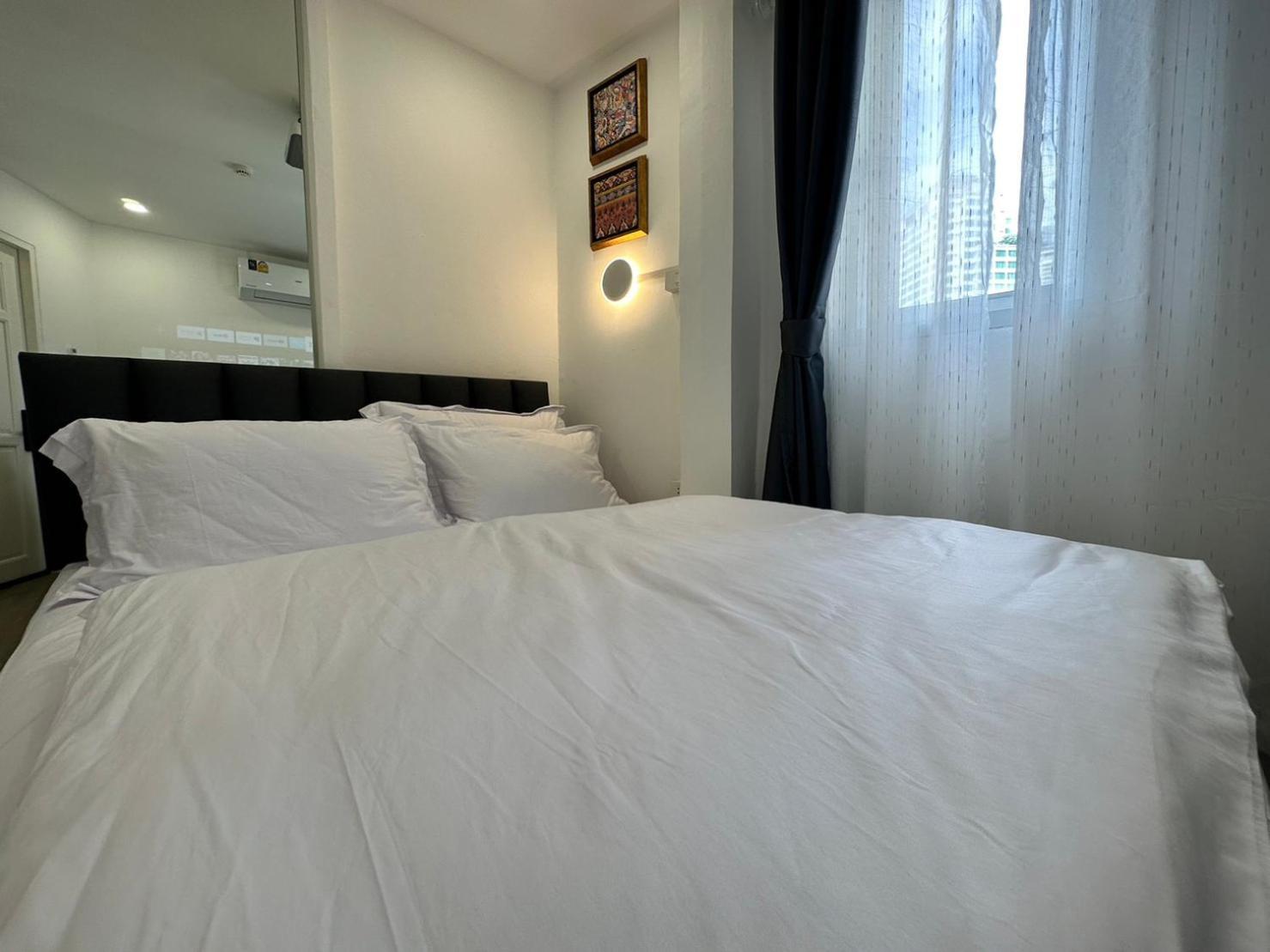 The White Den Sukhumvit 44 Hostel Bangkok Exterior photo