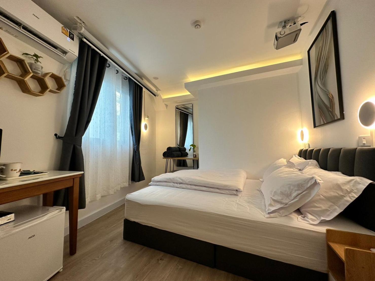 The White Den Sukhumvit 44 Hostel Bangkok Exterior photo