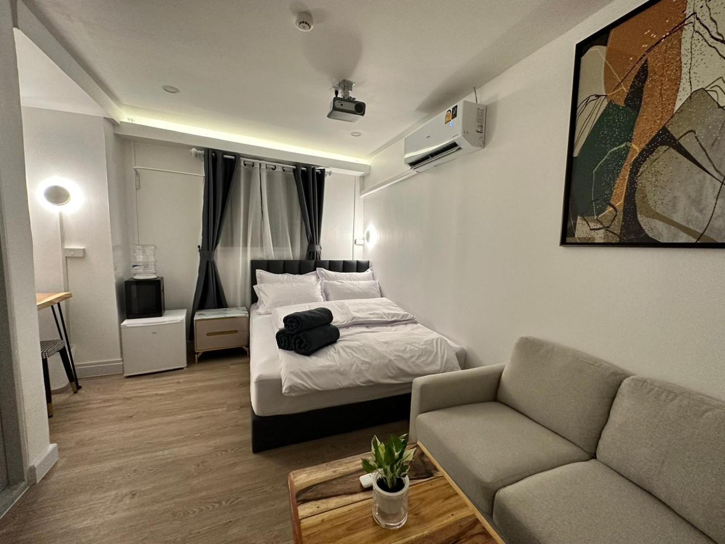 The White Den Sukhumvit 44 Hostel Bangkok Exterior photo