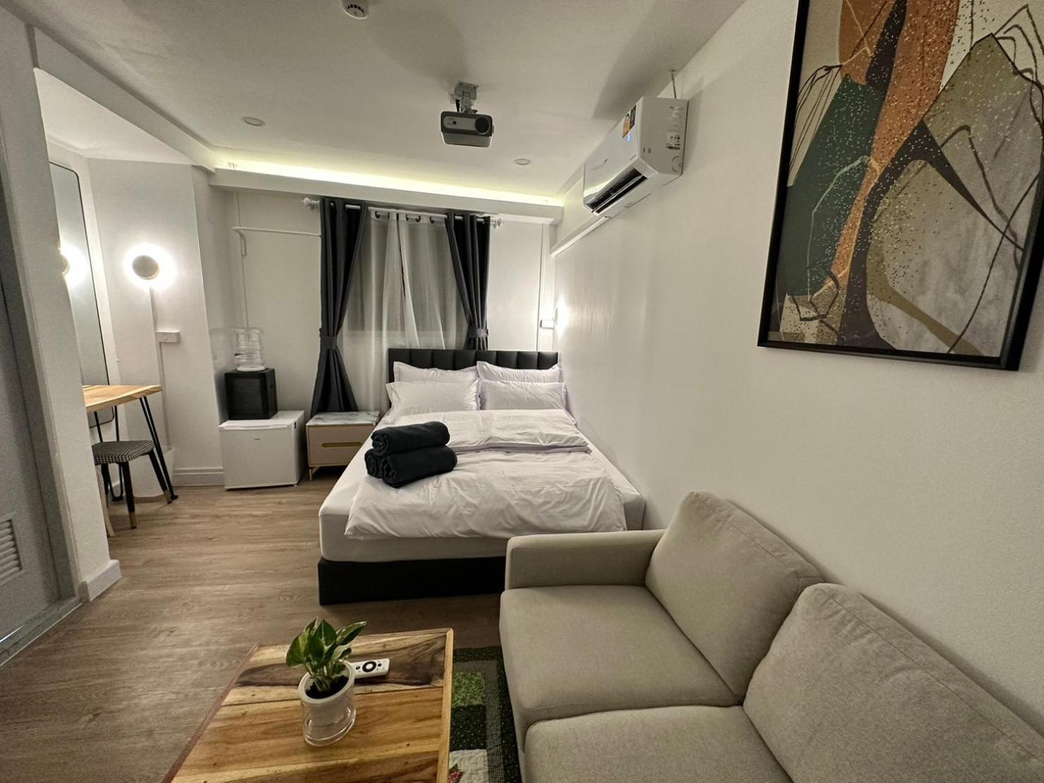 The White Den Sukhumvit 44 Hostel Bangkok Exterior photo