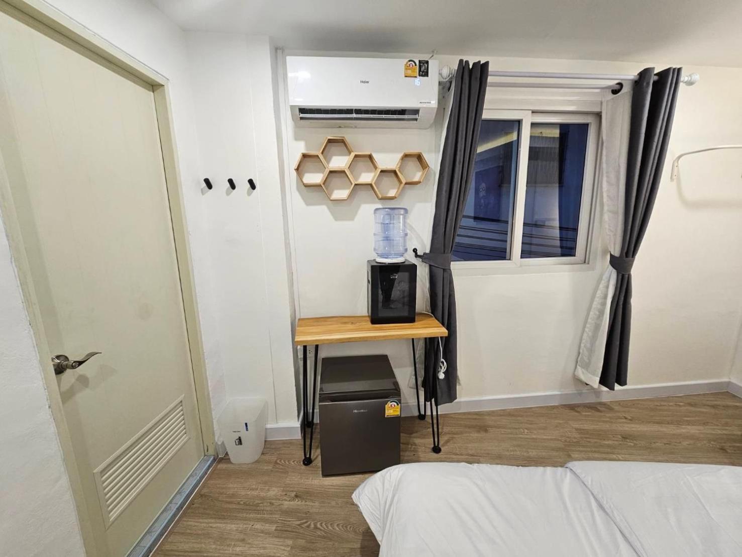 The White Den Sukhumvit 44 Hostel Bangkok Exterior photo
