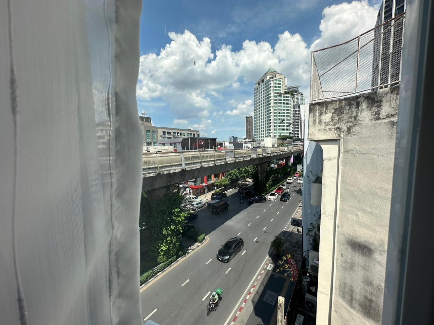The White Den Sukhumvit 44 Hostel Bangkok Exterior photo